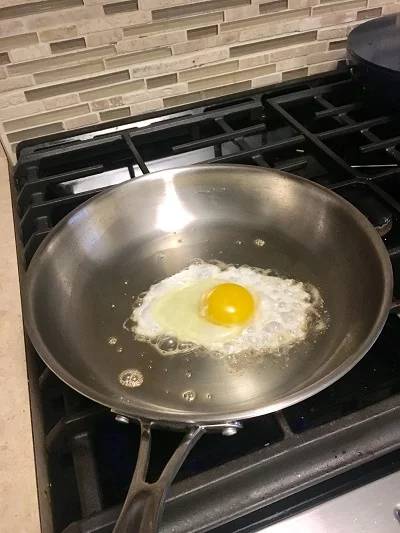 cook eggs on stainless steel