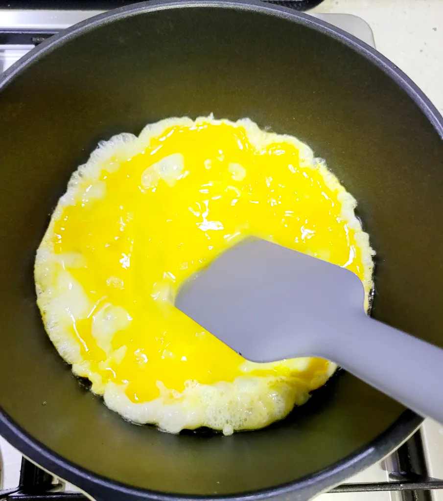 making omelette in non stick pan